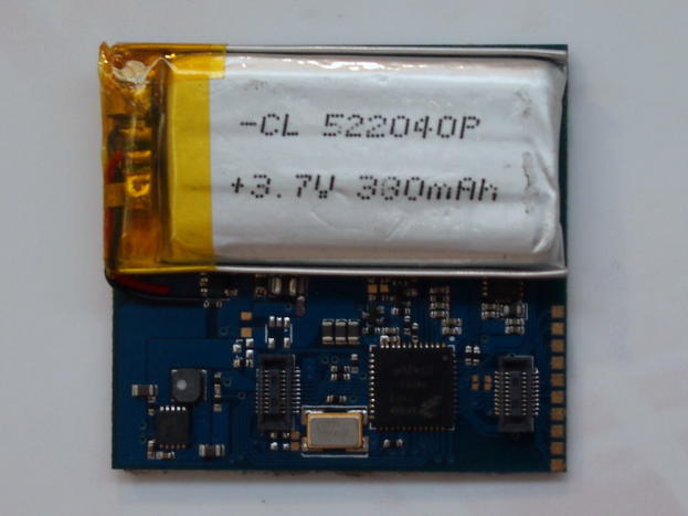 Nahaufnahme einer Handy-Batterie mit gedrucktem Text auf einer weißen Oberfläche auf einer Leiterplatte.