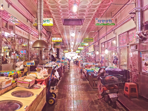 Ein belebter Straßenmarkt in Seoul, Südkorea, mit Menschen, die zwischen Ständen unter hellen Lichtern gehen, Glasdoors an den Seiten, Tischen mit Gegenständen in der Mitte, einer beleuchteten Decke oben und einer Straße unten.