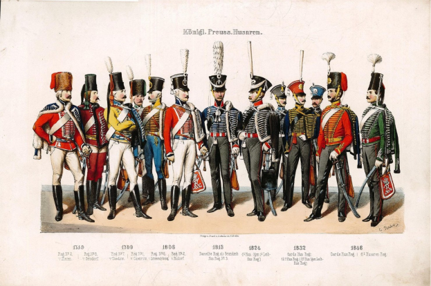 Eine Gruppe von Männern in deutschen Infanterieuniformen von 1836 steht in einer Reihe, trägt Mützen und hält Gegenstände, mit dem Text "1836 Deutsche Infanterie" unten.