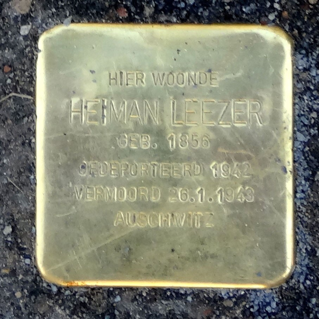 Messing-Gedenktafel am Boden mit der Inschrift "Hier Wohnte Heiman Leezer", die einen deutschen Soldaten gedenkt, der im Zweiten Weltkrieg starb.