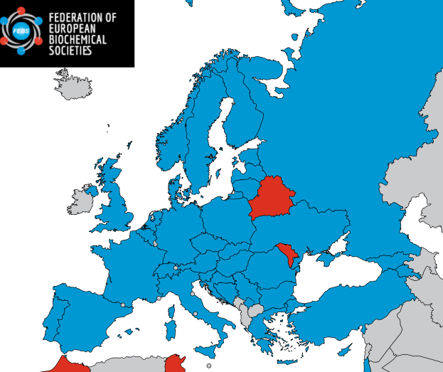 Eine Europakarte mit der hervorgehobenen Europäischen Union in Blau und Rot, die den prozentualen Anteil der Bevölkerung in jedem Land anzeigt, mit dem Logo des Bundesverbandes Europäischer Biochemischer Gesellschaften oben links.