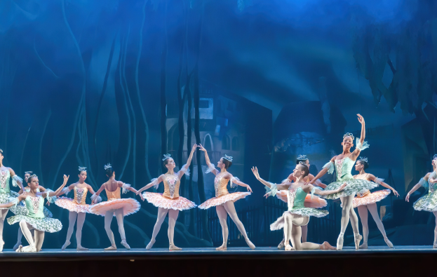 "Theater of Estrada Song" des Zentrums für Ästhetische Erziehung von Kindern der Oblast Nizhny Novgorod wird vor Beginn der "Nussknacker"-Vorstellung im Nizhny-Novgorod-TYUZ am 1. Juni auftreten