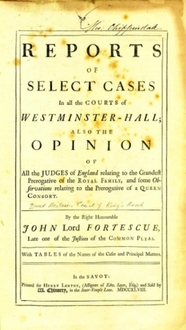 Ein altes Buch mit dem Titel 'Berichte von ausgewählten Fällen in den Gerichten von Westminster-Hall sowie die Meinung von John Lord Fortescue' liegt offen da und zeigt eine Seite mit schwarzem Text.