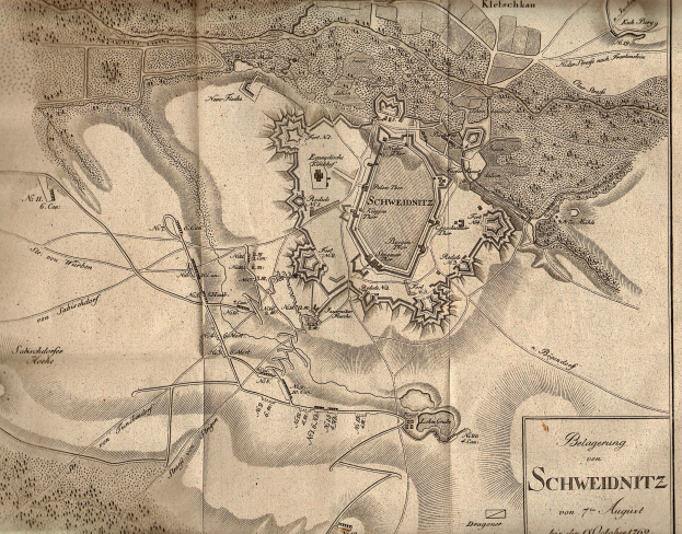 Detailiertes altes Stadtplan von Schweidnitz, Deutschland, zeigt Straßen, Gebäude und Sehenswürdigkeiten mit zusätzlichem Text über Bevölkerung, Geschichte und Kultur.