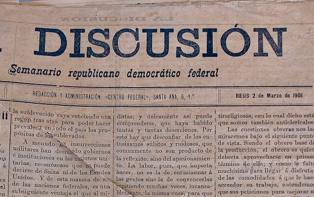 Eine gelblich verfärbte, leicht zerknitterte Zeitung mit der schwarzen Schrift 'Diskussion', auf der die Schlagzeile 'Semanario Repúblicano Democrático Federal' steht.