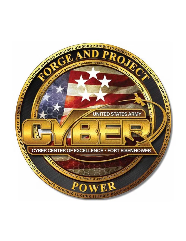 Logo des United States Army Cyber Center of Excellence mit einem blauen Kreis, einem weißen Stern und einem weißen Rand, mit der Inschrift "Forge and Project Cyber Power" in fetter schwarzer Schrift.