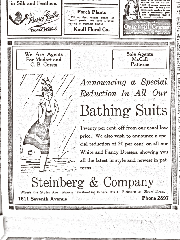 Eine Frau in einem weißen hochgeschlossenen, langärmligen Kleid mit ihrem Haar in einem Knoten, die in der Mitte einer Werbung für Steinberg & Company's Badesachen steht, umgeben von Text.