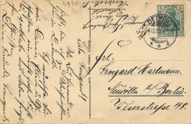 Alte Postkarte mit einem 1930er Datumsstempel, die den Text "Deutsches Reich" und eine 5-Cent-Marke zeigt.