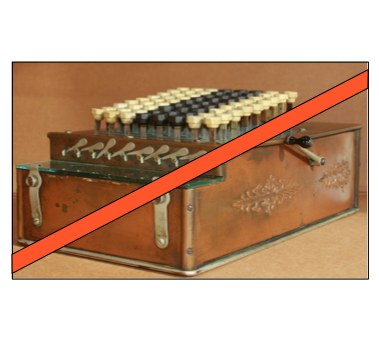 Eine rotkreuzmarkierte altmodische Kasse mit Tasten und einer roten Schleife auf einem Tisch.