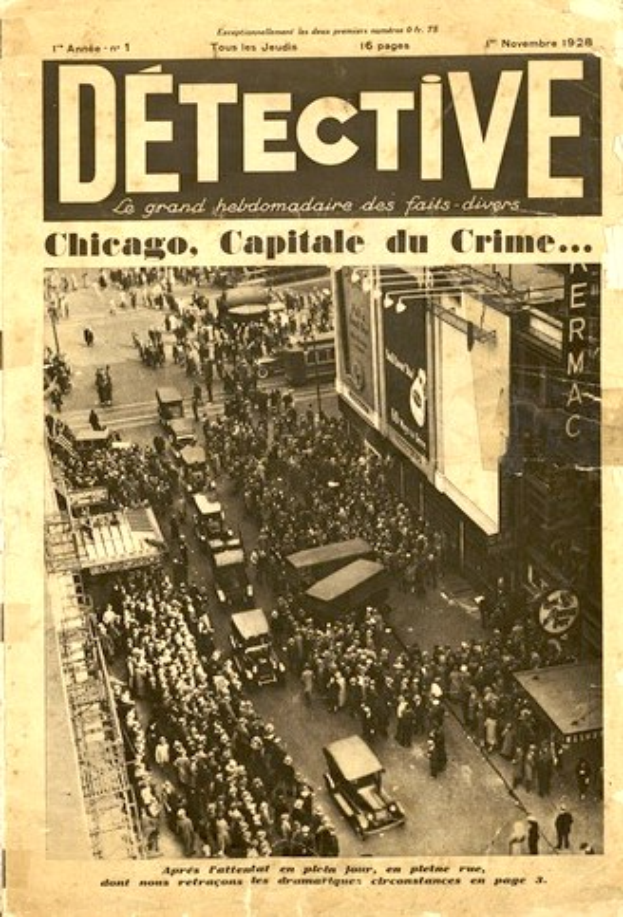 Schwarz-weiß-Fotografie einer alten Zeitung mit der Schlagzeile "Detective, Chicago, Capital du Crime" mit einem Bild einer Menschenmenge, Fahrzeuge und Gebäude.
