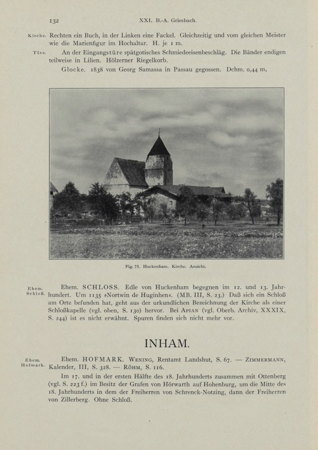 Ein offenes altes Buch mit Text und einer Illustration einer Kirche in einer bewaldeten, wolkenverhangenen Landschaft.