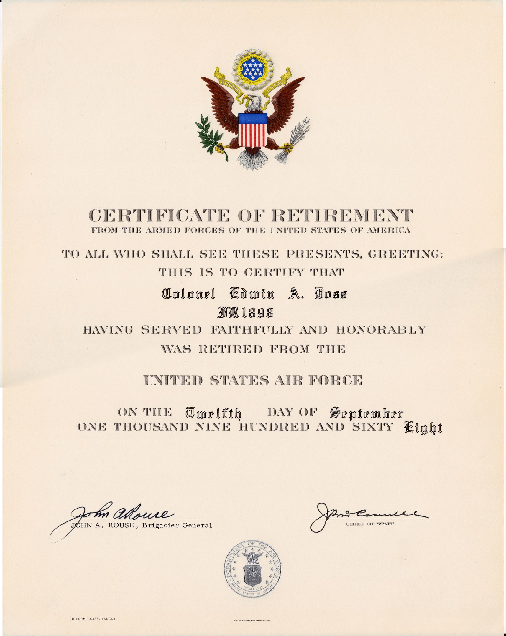 Entlassungsurkunde der United States Air Force mit blauem Hintergrund, goldenem Siegel mit einem Adler und einem Stern sowie schwarzer Schrift in Fettschrift.