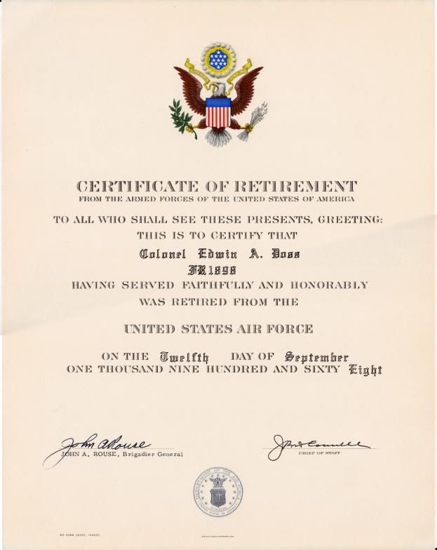 Entlassungsurkunde der United States Air Force mit blauem Hintergrund, goldenem Siegel mit einem Adler und einem Stern sowie schwarzer Schrift in Fettschrift.
