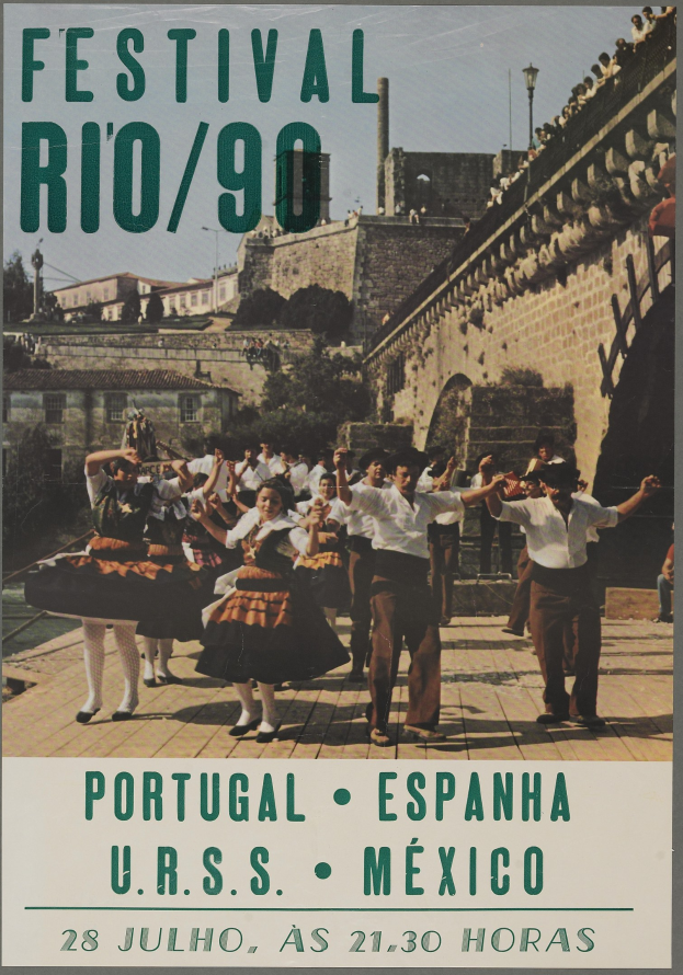 Festival Rio/90-Plakat mit einer Gruppe tanzender Menschen im Vordergrund, im Hintergrund Geb├Ąude, B├Ąume und einen klaren blauen Himmel sowie Text unten.