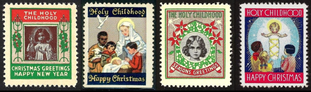 Vier USPS-Weihnachtsmarken mit 'Heiliger Kindheit' und 'Frohe Weihnachten' Text, zeigen eine Gruppe von Menschen vor einem schwarzen Hintergrund.