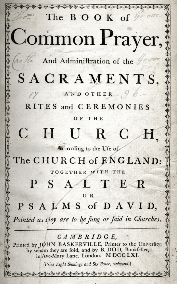 Ein altes Buch mit dem Titel 'The Book of Common Prayer and Administration of the Sacraments, Rites and Ceremonies of the Church of England' liegt aufgeschlagen da, wobei eine Seite mit schwarzem Text zu sehen ist.