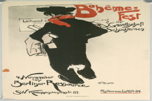 Eine Person in einem langen, wallenden Kleid und Hut steht in einem hohen Grasfeld unter einem klaren blauen Himmel, mit der Schrift "Bohème-Festival" in fetter, weißer Schrift drum herum.