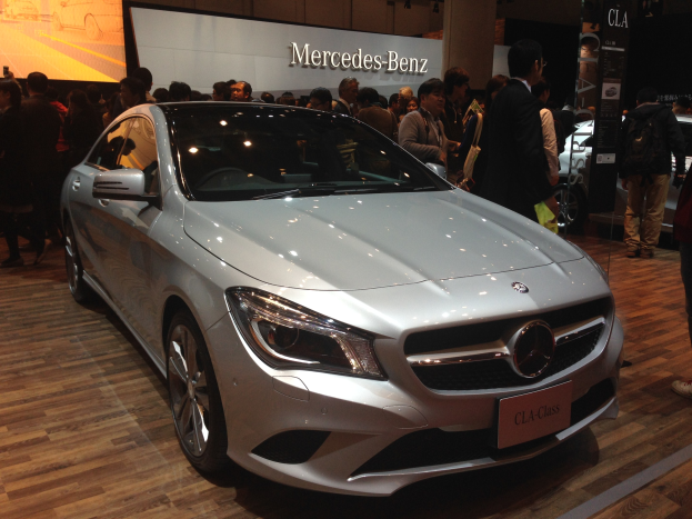Schwarzer Mercedes-Benz CLA-Klasse Coupé mit glänzender Lackierung und Chromakzenten auf der Shanghai Auto Show umgeben von bewundernden Besuchern.