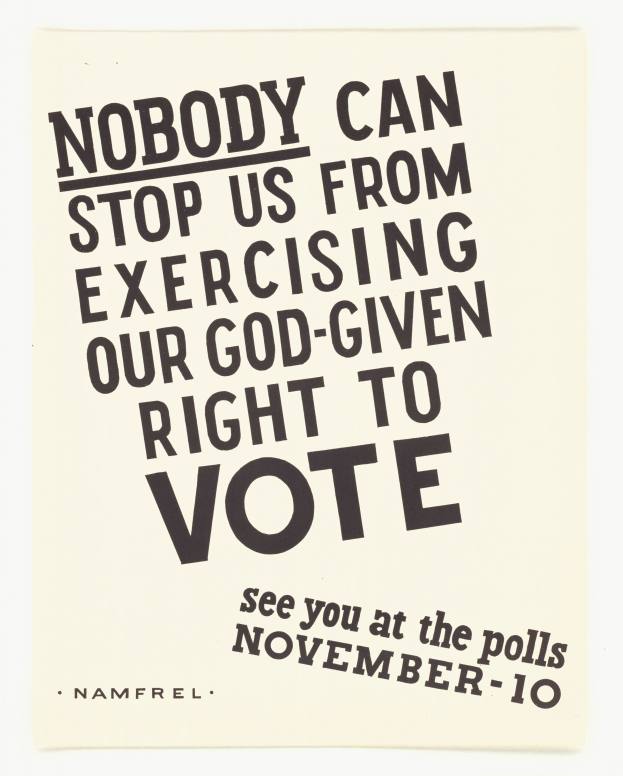 Ein Plakat mit fetter schwarzer Schrift auf einem weißen Hintergrund, eingerahmt von einem schmalen schwarzen Rand, das 'Niemand kann uns daran hindern, unser göttliches Recht auf Wahl auszuüben.' sagt.