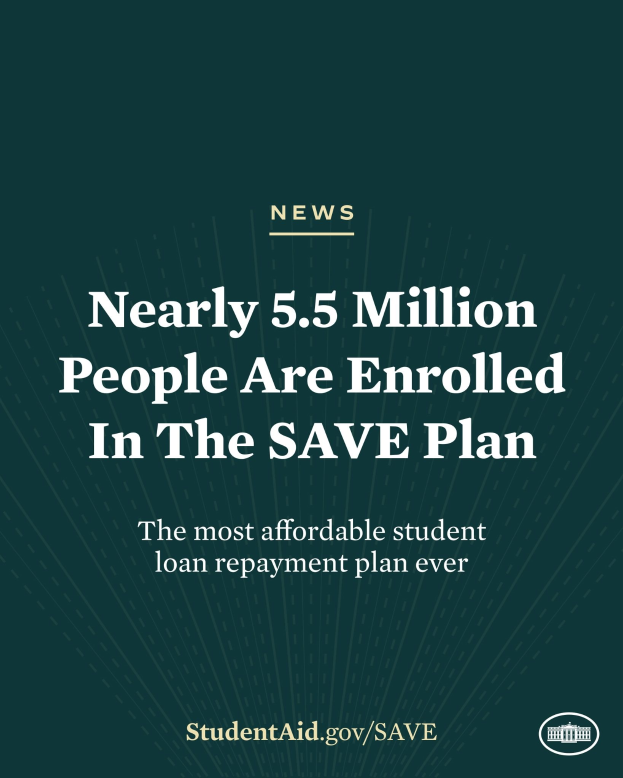 Plakat mit Text, der besagt "Fast 5,5 Millionen Menschen sind in der Sparpläne enrolled", betont die erschwinglichkeit des student loan repayment plan.