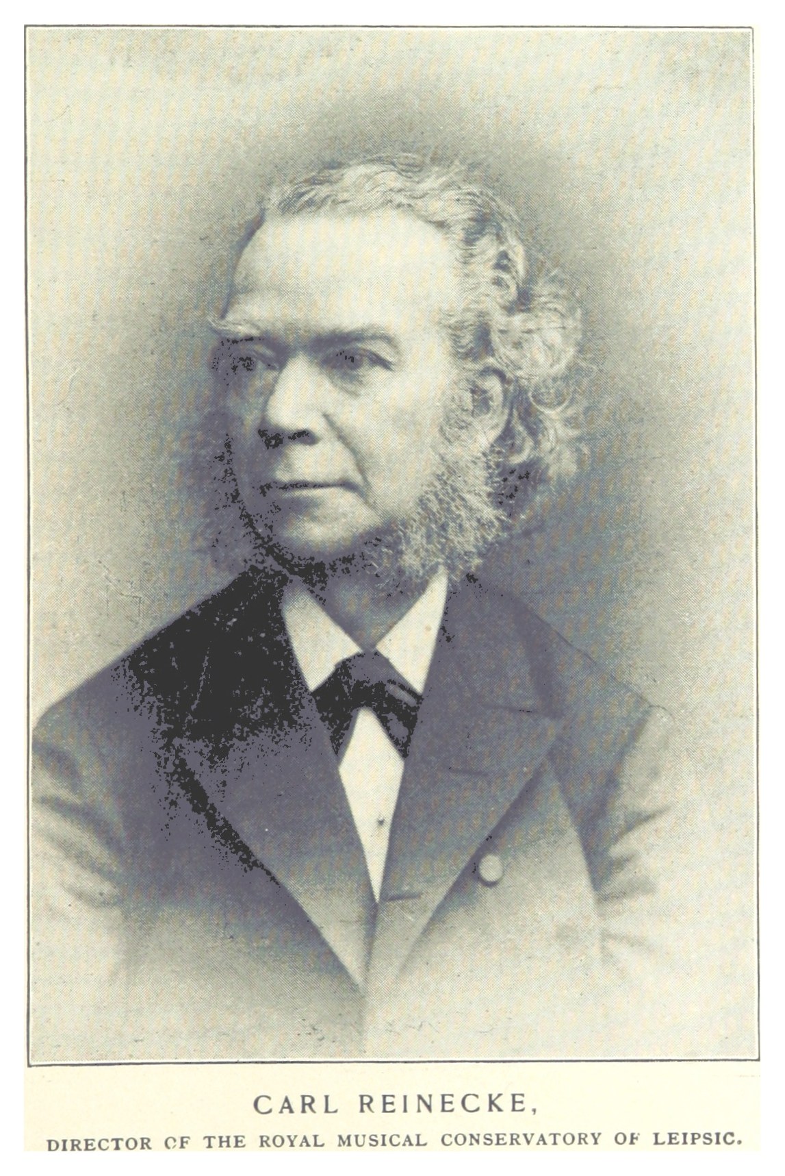 Schwarzes und weißes Porträt von Carl Reinecke, Direktor des Königlichen Musik-Konservatoriums Leipzig, in Anzug, mit Text unten.