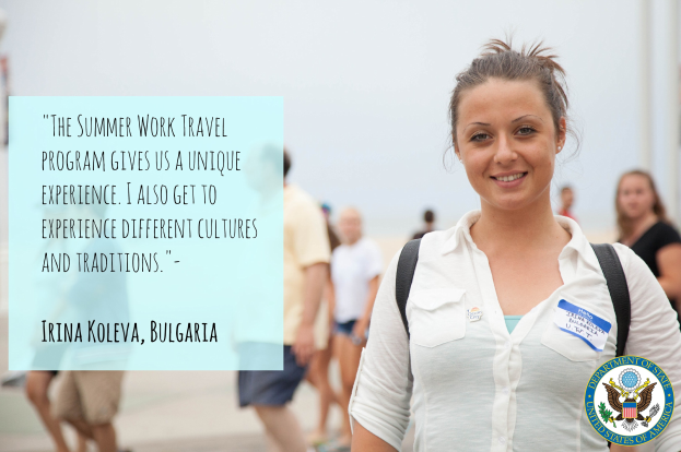 Eine Frau mit einer Tasche lächelt umgeben von einer Gruppe von Menschen, die gehen, mit Text auf der linken Seite, der über ein Sommerarbeitprogramm berichtet.