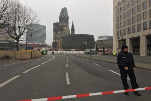 POL-D: Altstadt/Zentrum - Mann im Polizei-Shirt beleidigt Polizisten - Mehrere Anklagepunkte