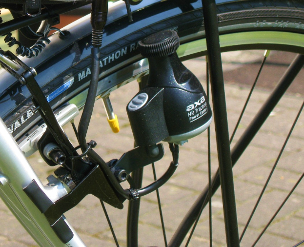 Nahaufnahme eines Fahrradrades mit einer Bremseinrichtung in der Mitte.