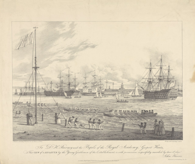 Eine Zeichnung von Booten auf dem Wasser mit Menschen am Ufer, Fahnenmasten und Gebäuden im Hintergrund, mit der Beschriftung 'Die Ansicht des Regattas durch die jungen Herren der Anstalt der Königlichen Akademie, Gosport Hants' unten.