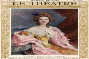 Eine Frau in einem rosafarbenen Kleid mit zurückgebundenem Haar, die direkt in die Kamera schaut, auf dem Cover eines Magazins mit der Aufschrift "Le Theatre".