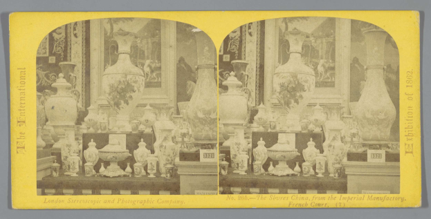 Schwarzes und weißes Foto eines Raums, der zahlreiche Vasen und dekorative Gegenstände in einer Collage anordnet, mit Text unten, von der Imperial Factory in London stereoskopische und fotografische Gesellschaft.