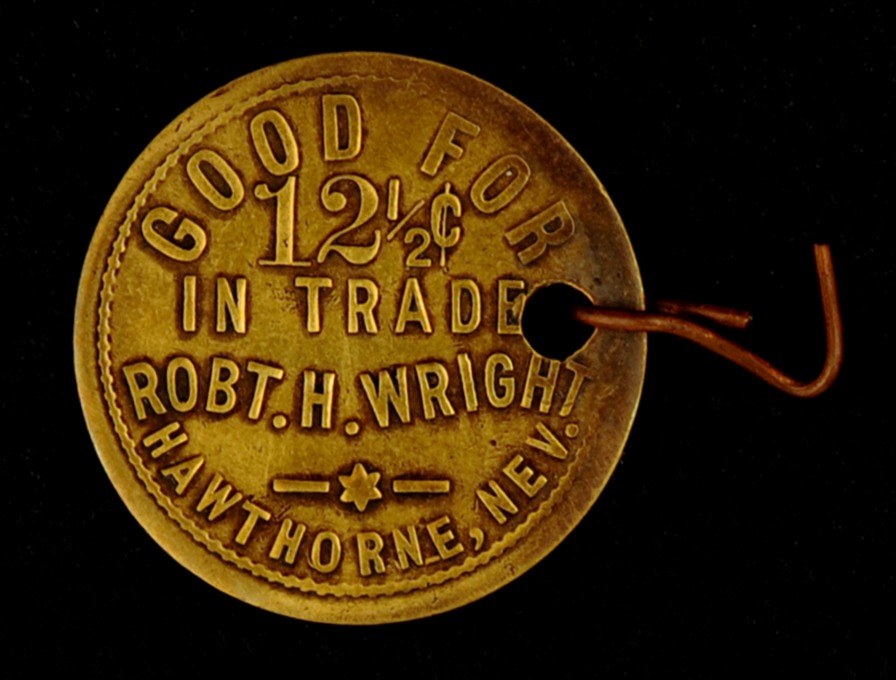 Goldmünze mit der Aufschrift "Gut für 12% im Handel" an einem Haken befestigt.