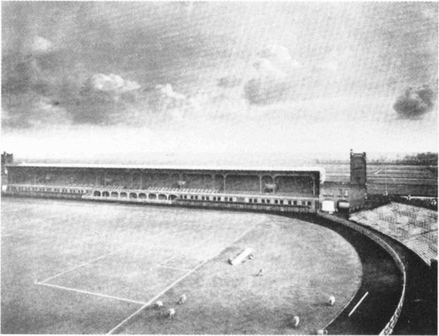 Schwarzes und weißes Foto eines Fußballfeldes mit einem Stadion umgeben von Bäumen unter einem bewölkten Himmel, mit dem Text "Stoke City Football Club" unten.