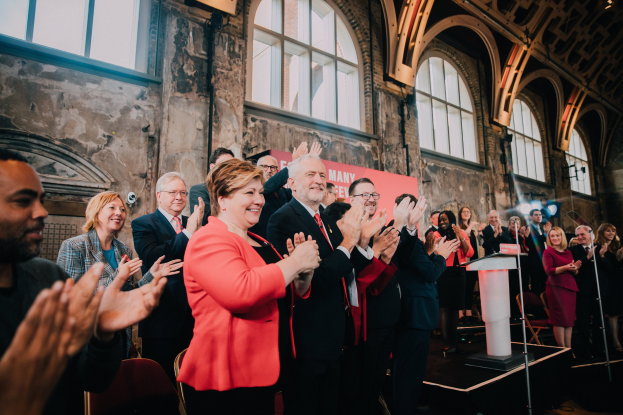 "So sehen Sieger aus": Bundeskanzler Merz und Ministerpräsident Wüst begrüßen Daniel Flemm in Düsseldorf