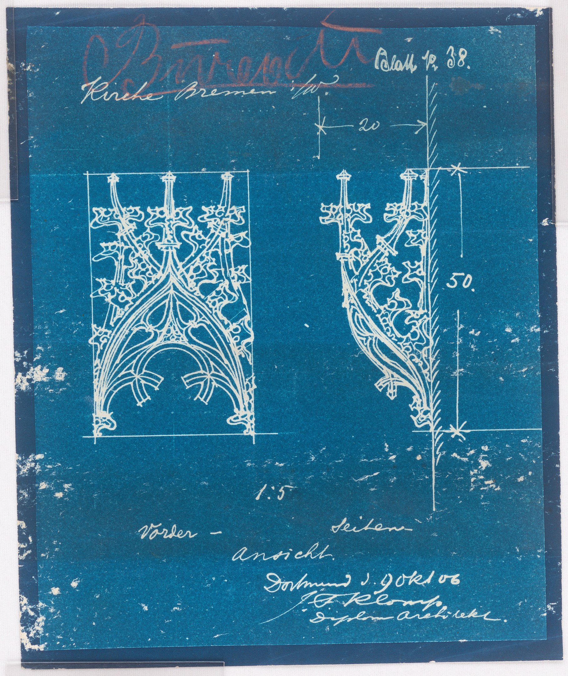 Ein blaues Buch mit einem detailreichen gotischen Design auf dem Cover, das detaillierte Formen und Muster sowie Text in einer klassischen Schriftart enthält.