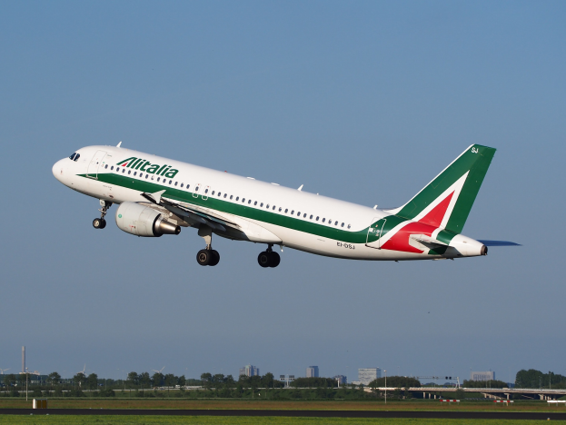 Alitalia Airbus A320-232 ERJ-EJZ Flugzeug beim Starten vom Frankfurt Airport mit grünem Gras, Bäumen, Gebäuden und einem klaren blauen Himmel im Hintergrund.