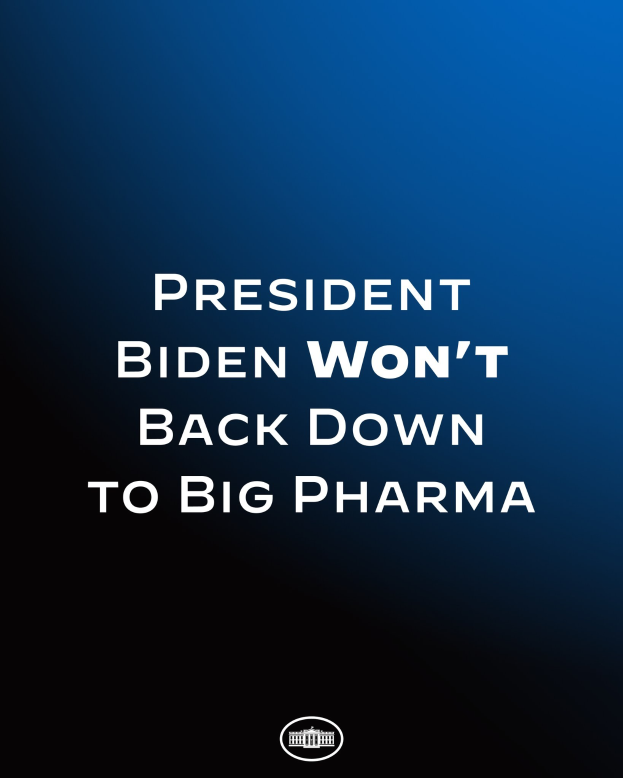Blauer Hintergrund mit weißer Schrift, die "Präsident Biden gibt nicht nach Big Pharma" liest und ein Logo unten.