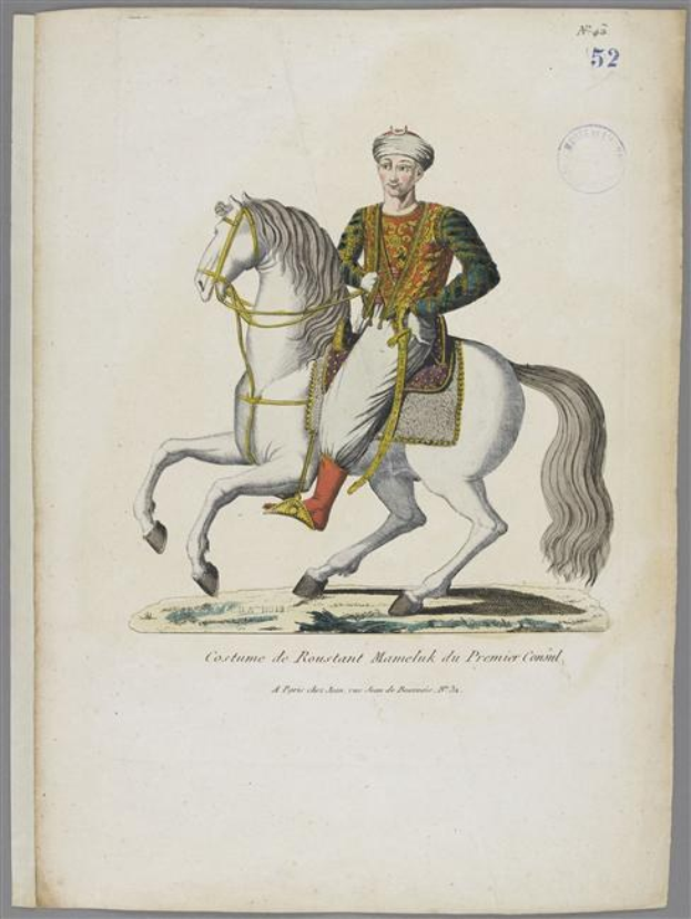 Ein Mann in einem farbenfrohen, detailliert verzierten Kostüm der Premier-Court reitet auf einem weißen Pferd mit Sattel und Zaumzeug, wobei Text auf dem Papier sichtbar ist.