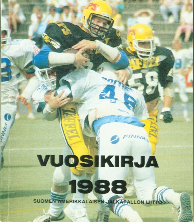 Gruppe von Menschen in Sportbekleidung und Helmen, die American Football auf einem Feld spielen, mit Zuschauern auf einer Treppe im Hintergrund; Text unten lautet 'Vuosikirja 1988 - Suomen Amerikkaisen Jalkapallon Liitto'.