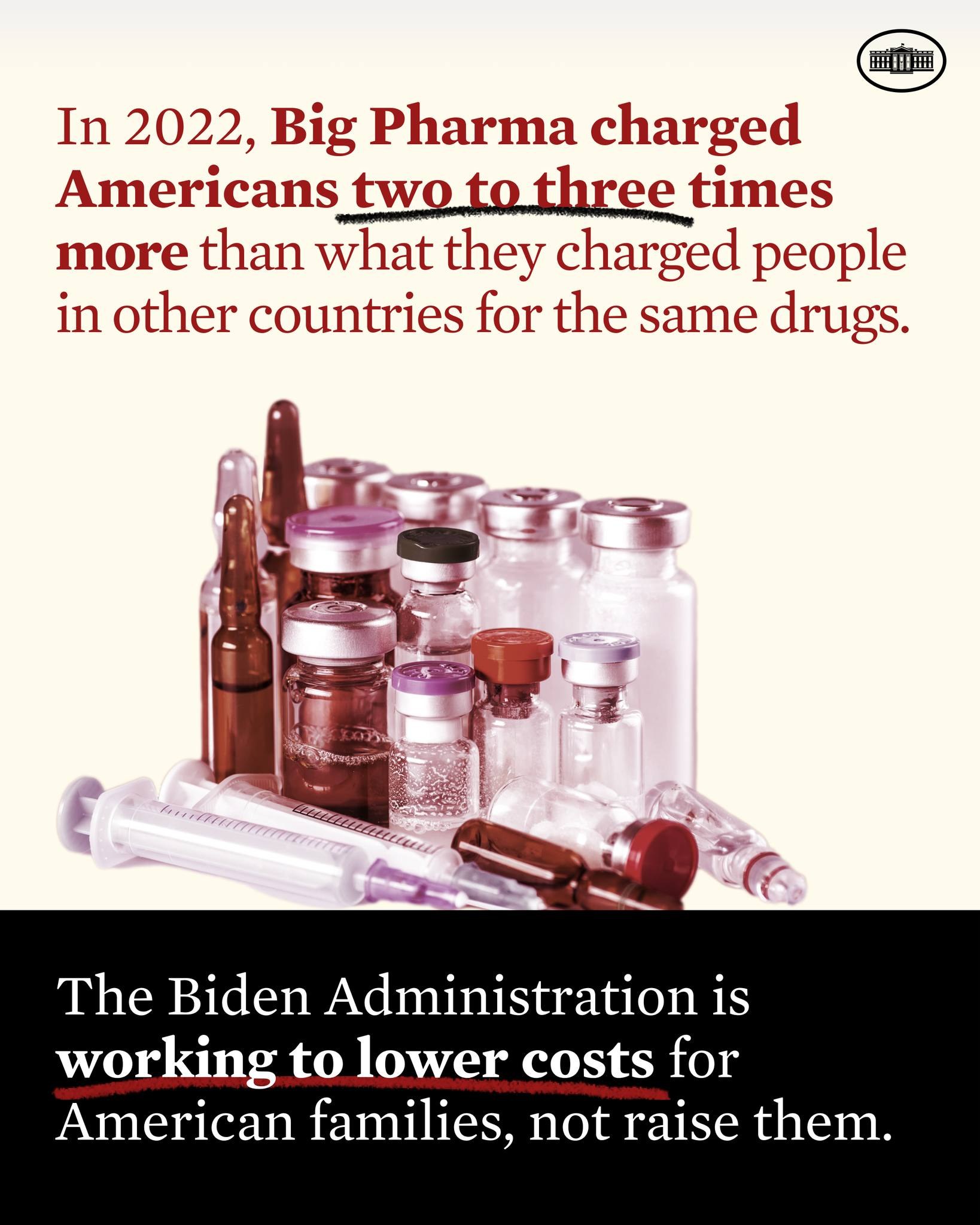 Ein Plakat mit dem Text "Big Pharma hat Amerikaner 2022 zwei bis drei Mal so viel für dieselben Medikamente berechnet wie in anderen L├Ąndern" unten, mit ein paar Flaschen und einer Spritze.
