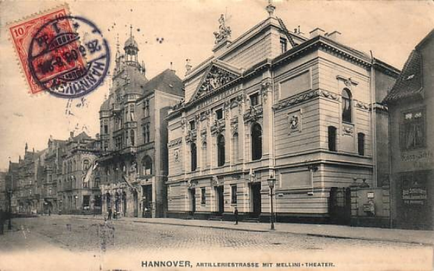 Schwarz-weiß-Postkarte einer Stadtstraße in Hannover, Deutschland, mit Gebäuden, Straßenlaternen, Lichtern, Passanten und Himmel, mit Text und einer Briefmarke unten.