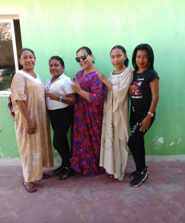 Gruppe von Frauen vor einer grünen Wand mit Fenster bei einer Internationalen Frauentagsveranstaltung