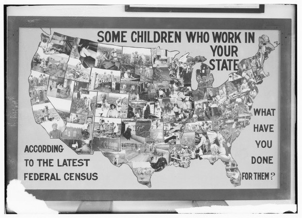 Schwarz-weiß-Foto Rahmen mit einer Landkarte der Vereinigten Staaten, das Bilder von Kindern und Text über Kinderarbeit von einer Bundeszählung zeigt.