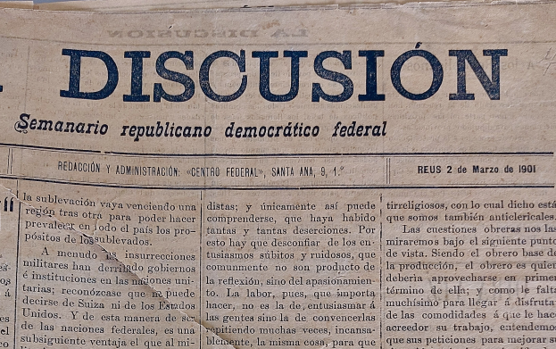 Eine gelbliche, leicht zerknitterte Zeitung mit der schwarzen Aufschrift "Diskussion", die die Überschrift "Semanario Repúblicano Democrático Federal" trägt.