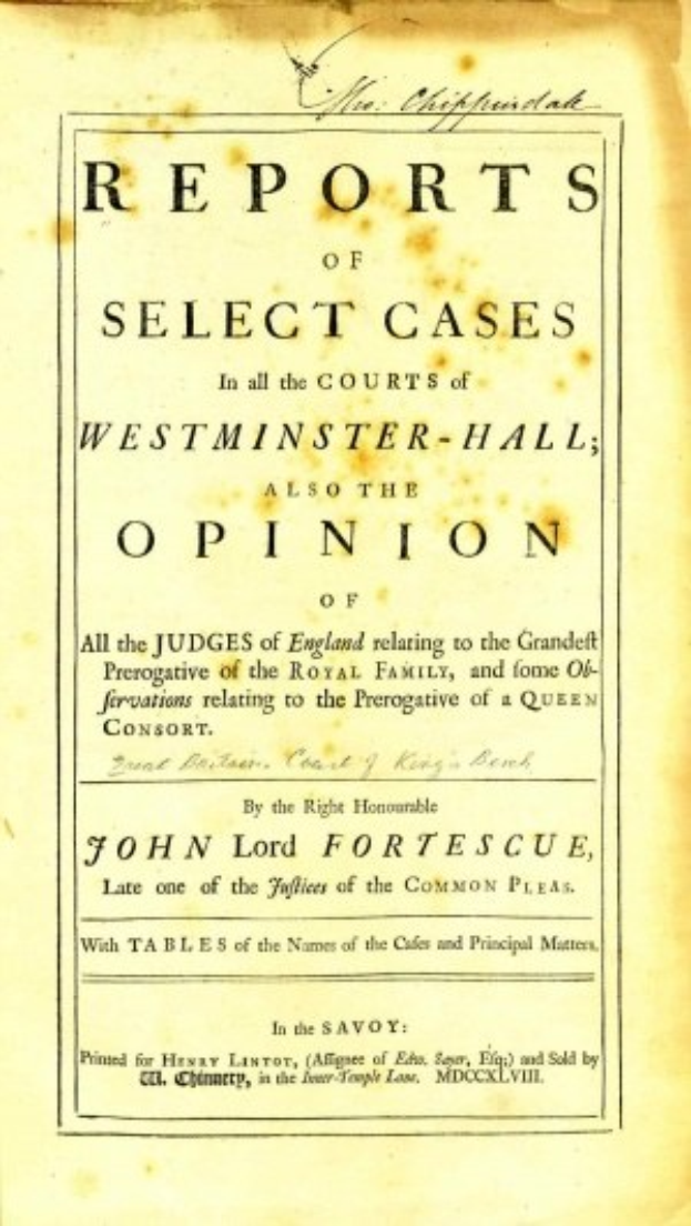 Altes Buch mit dem Titel "Berichte über ausgew├Ąhlte F├Ąlle vor den Gerichten von Westminster-Hall sowie die Meinung von John Lord Fortescue" ge├Âffnet auf einer Seite mit schwarzer Tinte.