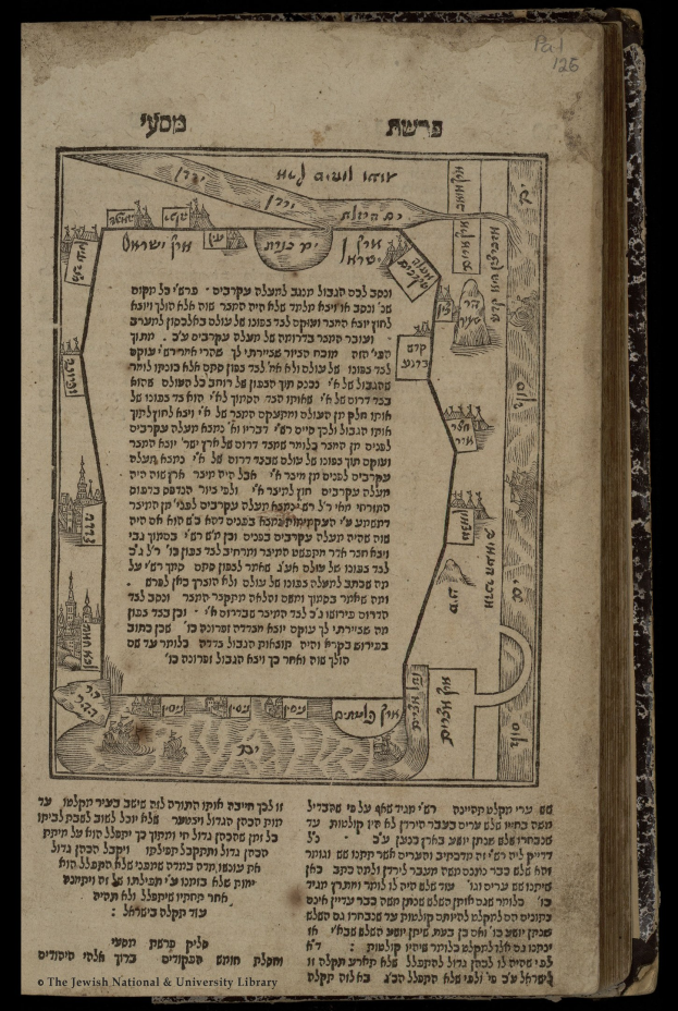 Offenes Buch mit hebräischer Schrift, das eine Karte von Jerusalem mit markierten Sehenswürdigkeiten und Straßen auf einem schwarzen Hintergrund zeigt.