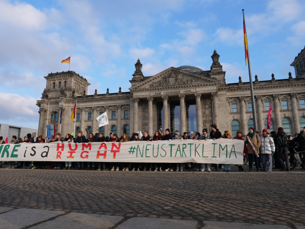 Friedenssymbol von 4.000 Menschen: Rekord in Menden erzielt