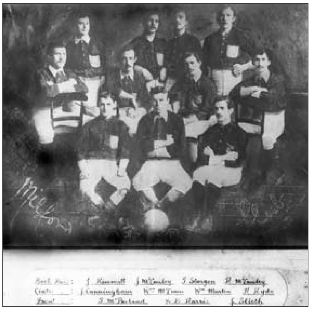 Schwarzes und weißes Foto einer Fußballmannschaft aus den 1920er Jahren, die in einem halben Kreis angeordnet ist, mit Text unten, der wahrscheinlich die Mannschaft und das Jahr identifiziert.