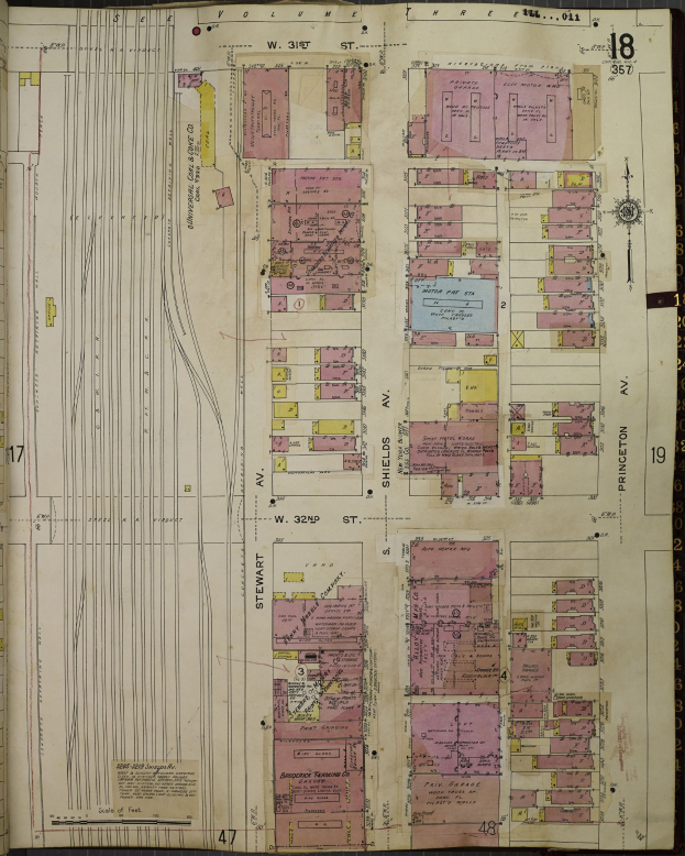 Offenes Buch zeigt detaillierte Stadtkarte mit Straßen, Gebäuden und Sehenswürdigkeiten, wahrscheinlich als umfassender Plan des Gebiets.