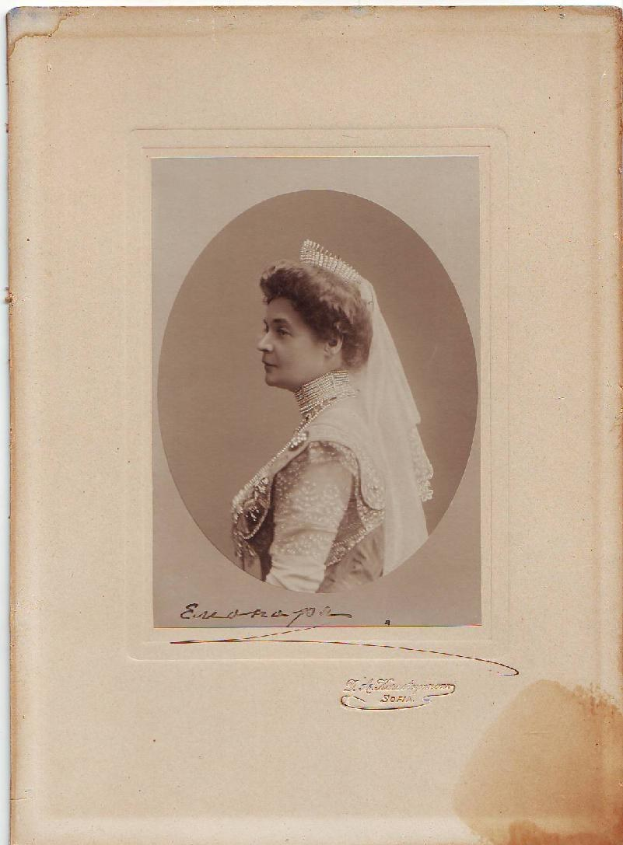 Ein Schwarz-Weiß-Foto der Kaiserin Maria Feodorovna von Russland in einem weißen Hochzeitskleid, Schleier, Tiara und einer eleganten Hochsteckfrisur, die zur Seite blickt und zarte Züge hat.